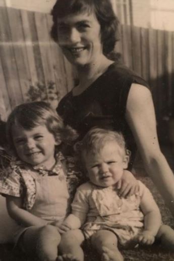 Childhood picture of Flea with mom Patricia and sister Karyn